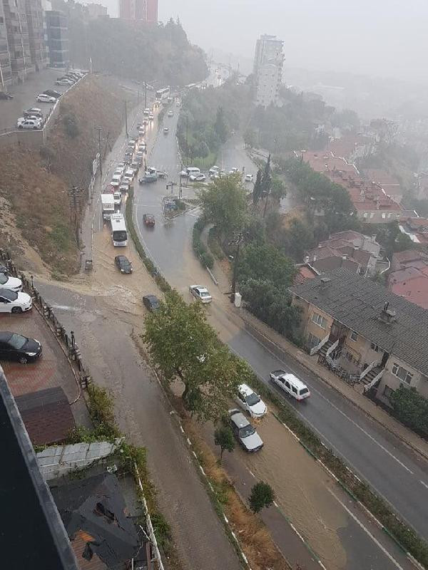 Bursa'yı da sağanak vurdu ! Hortum paniği kamerada