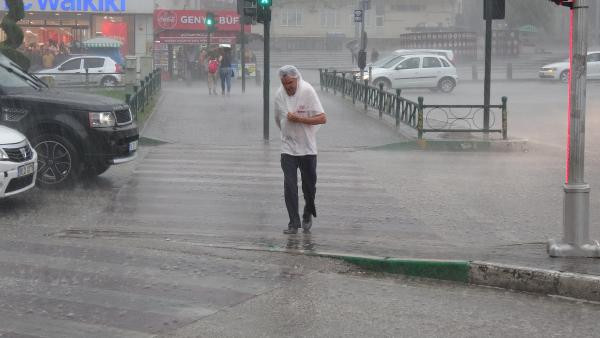 Bursa'yı da sağanak vurdu ! Hortum paniği kamerada