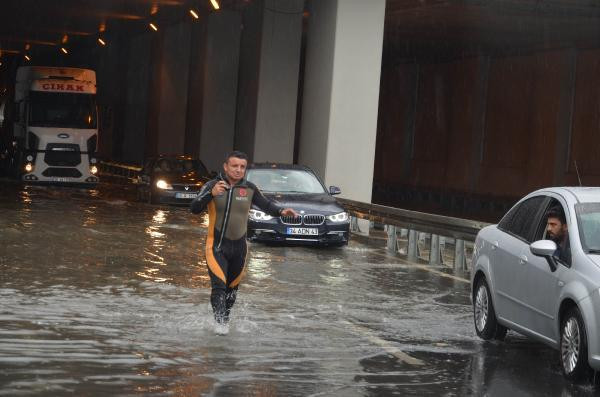 Altgeçitte mahsur kalanların yardımına zıpkıncılar koştu - Resim: 2