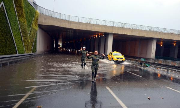 Altgeçitte mahsur kalanların yardımına zıpkıncılar koştu - Resim: 3
