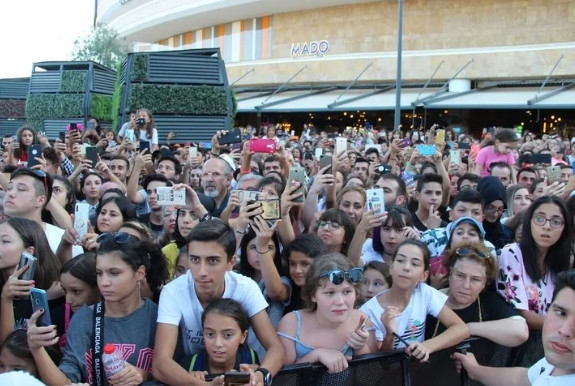 Aleyna Tilki konserinde dikkat çeken pankart