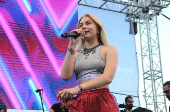 Aleyna Tilki konserinde dikkat çeken pankart