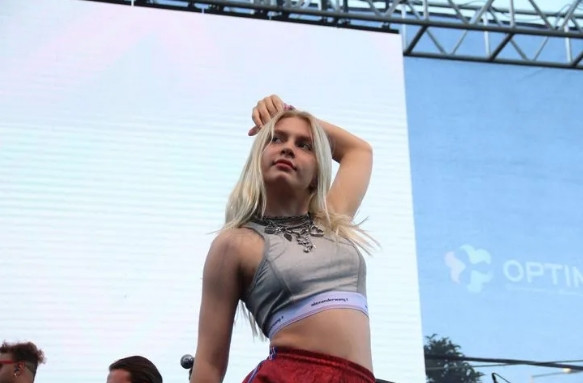 Aleyna Tilki konserinde dikkat çeken pankart