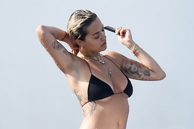 Rita Ora jetski'nin üzerinde şov yaptı