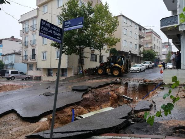 Kocaeli'yi sağanak vurdu: Evleri su bastı, yol çöktü