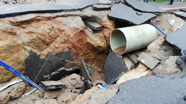 Kocaeli'yi sağanak vurdu: Evleri su bastı, yol çöktü