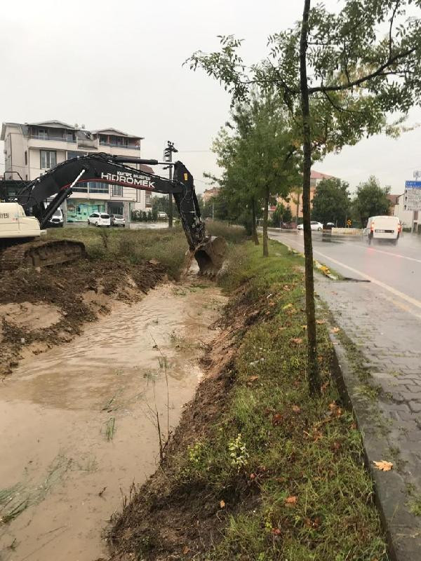 Kocaeli'yi sağanak vurdu: Evleri su bastı, yol çöktü