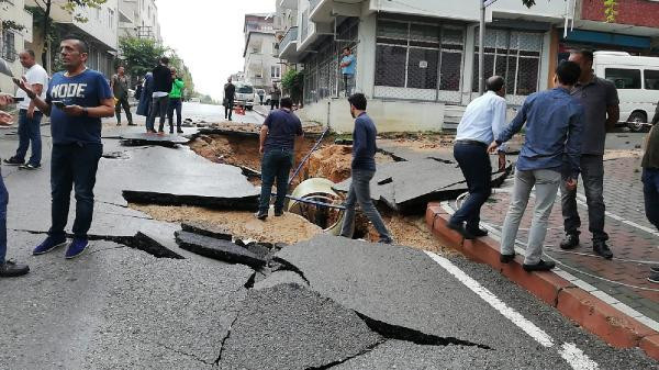 Kocaeli'yi sağanak vurdu: Evleri su bastı, yol çöktü