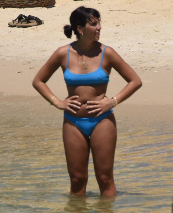 Zehra Çilingiroğlu mavi bikinisiyle şov yaptı
