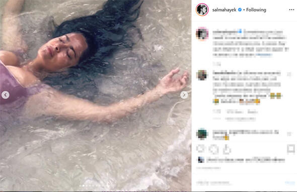 Salma Hayek'in dalgalarla dansı sosyal medyayı salladı