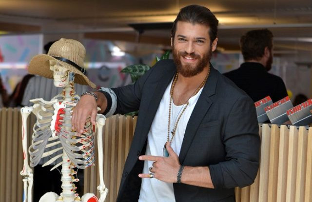 Can Yaman dünyaca ünlü yıldızları solladı