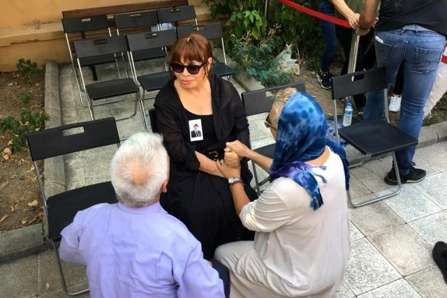 Sezan Aksu babasına böyle veda etti