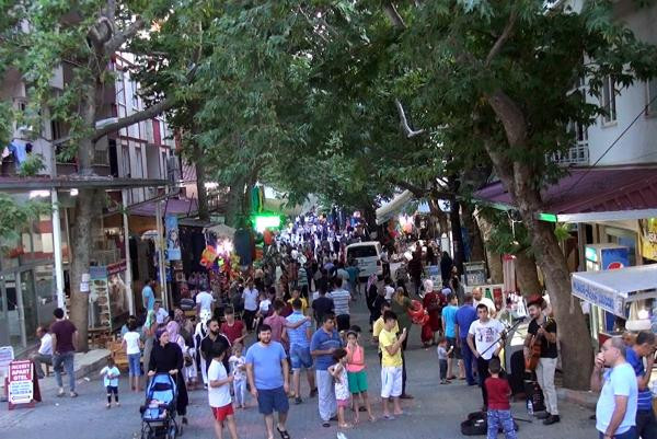 Bu mahalle nüfusunun 10 katını ağırlıyor