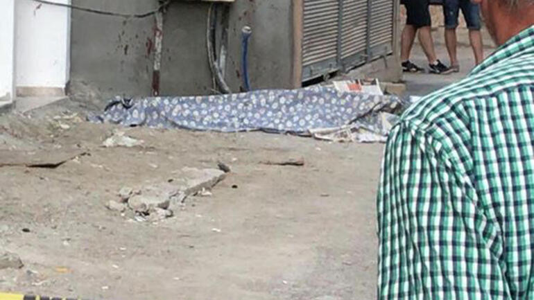 İzmir'de dehşet ! Sokak ortasında satırla öldürdü