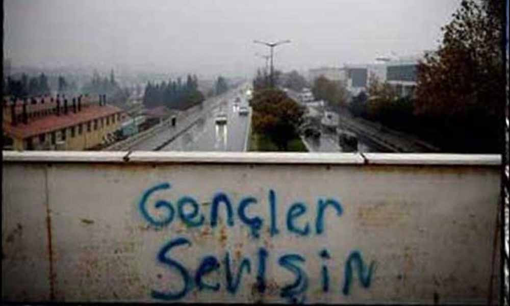 ''Gençler sevişin'' paylaşımı yüzünden işinden oldu