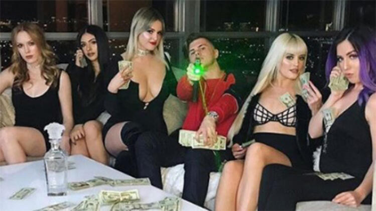 Instagram'dan genç kadınlarla paylaştığı bu fotoğraf sonu oldu