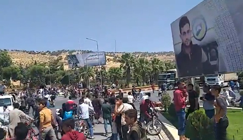 Suriyeliler sınırda ''Hain Türkiye'' diye slogan attılar !