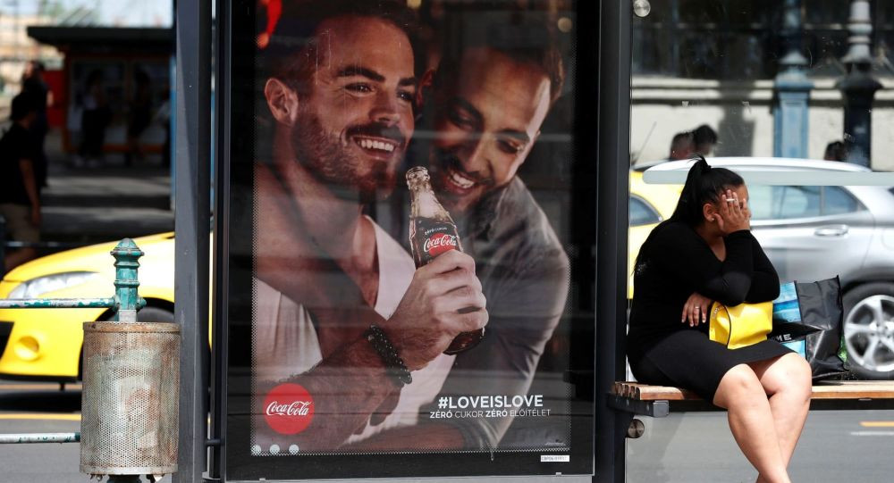 Coca Cola'nın eşcinselliğe vurgu yapan reklamı ortalığı karıştırdı