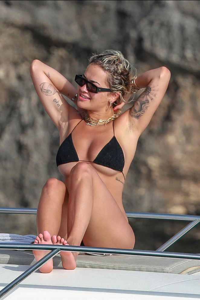 28 yaşındaki ünlü şarkıcı Rita Ora, kiraladığı lüks yatta arkadaşlarıyla bi...