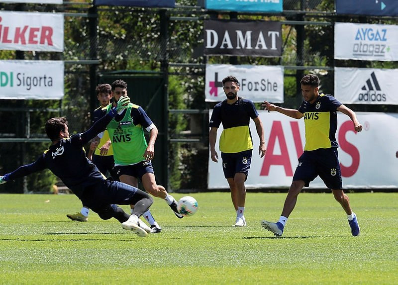 Fenerbahçe 2 isimle yollarını ayırıyor!