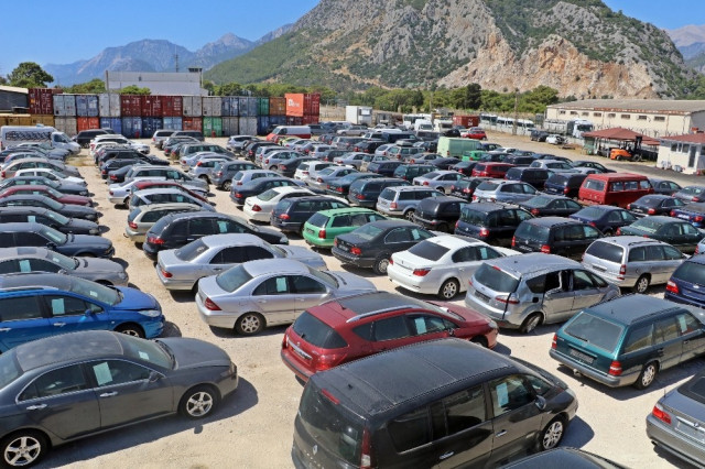 Gümrüğe takılan araçlar düşük fiyatlardan satılıyor