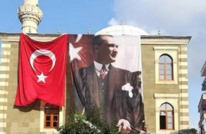 Müftünün ''Atatürk resmini kaldırma girişimi'' başarısız oldu