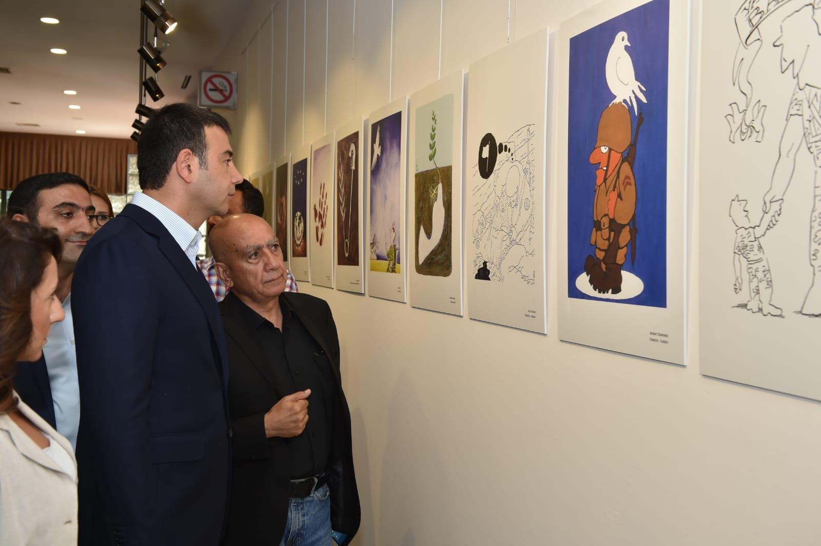 Barış Karikatürleri Sergisi Beşiktaş'ta açıldı