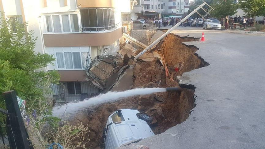 İzmir'de korku dolu anlar ! İstinat duvarı çöktü