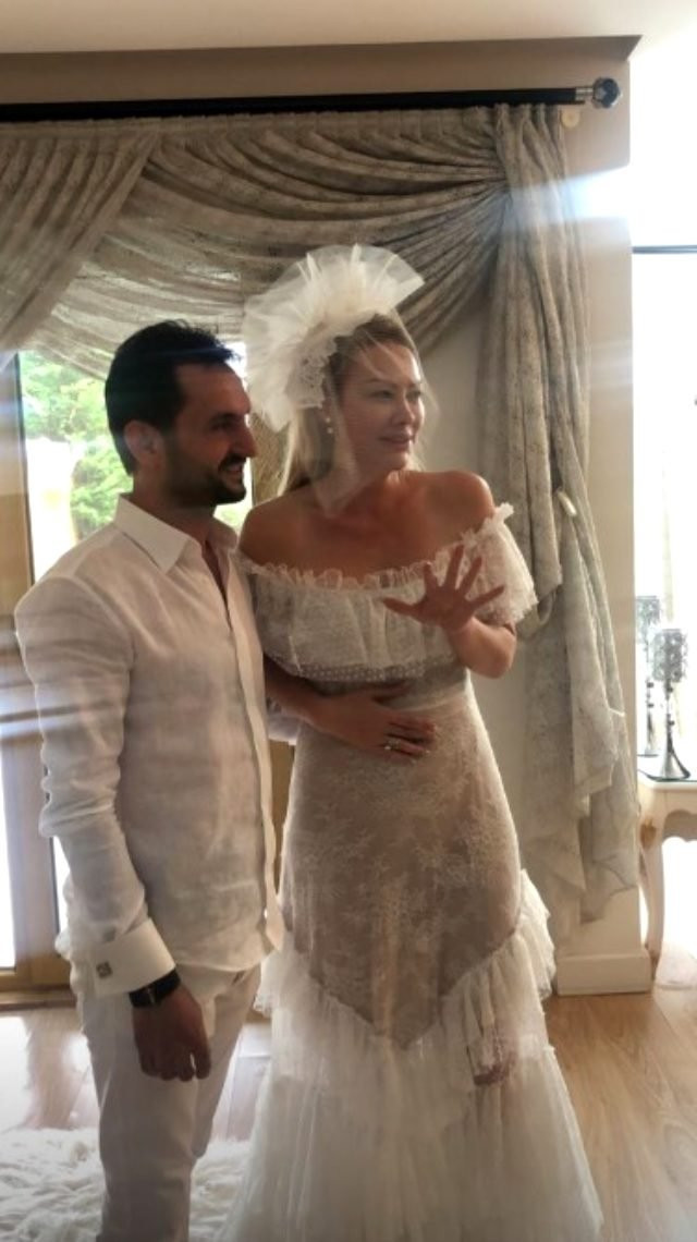 Volkan Aslan’la evlenen Aylin Coşkun’a kilolarca altın takıldı