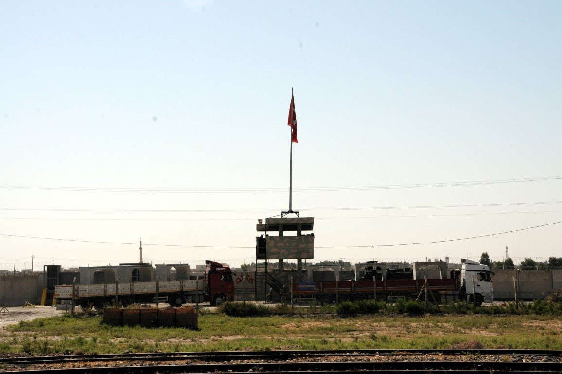 Suriye sınırına beton blok sevkiyatı
