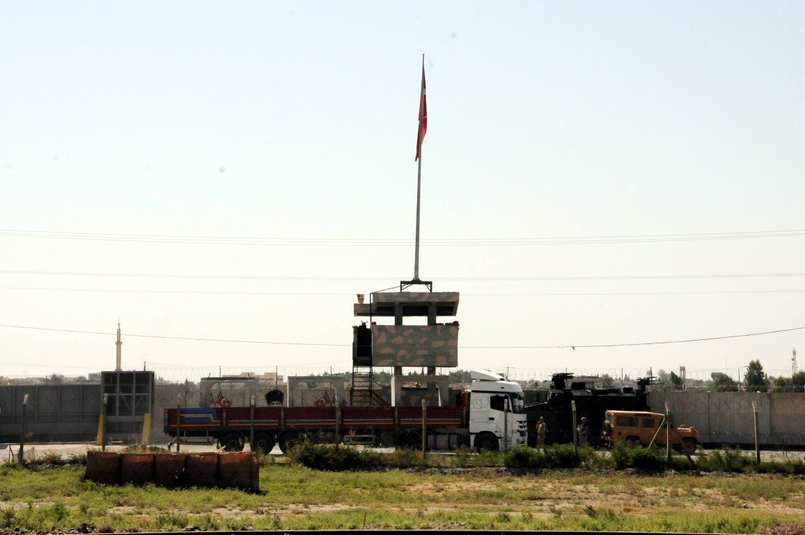 Suriye sınırına beton blok sevkiyatı
