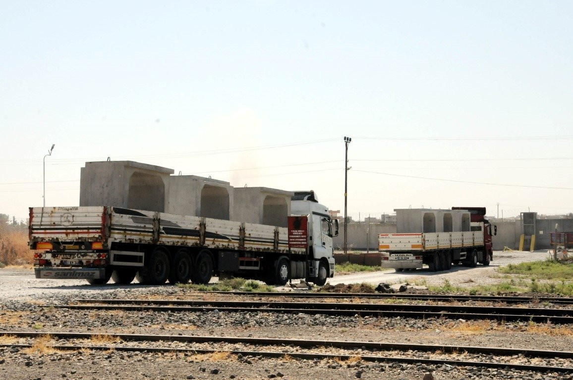 Suriye sınırına beton blok sevkiyatı