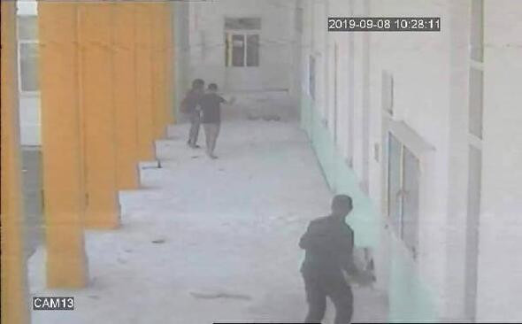 Okuldaki Türk bayrağını indirip kaçtı !