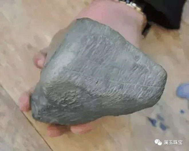 Yolda yürürken bulduğu taş hayatını değiştirdi!