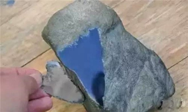 Yolda yürürken bulduğu taş hayatını değiştirdi!