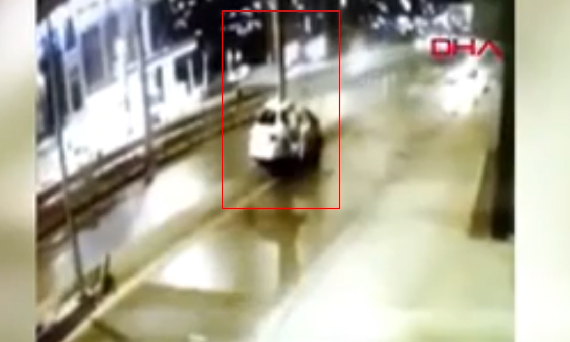 İstanbul'da korkunç kaza kamerada! Uçup tabelaya çarptı