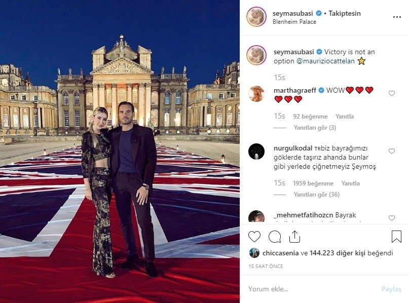 Şeyma Subaşı ve Guido Senia bayrağın üzerine basarak poz verdi