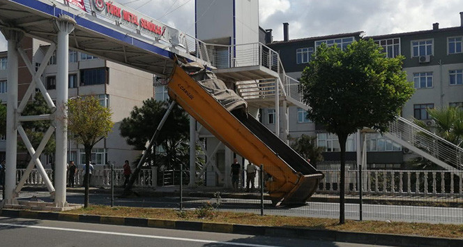 Damperini açık unutan kamyon faciaya davetiye çıkardı