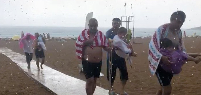 Antalya'da şok görüntü ! Plajda doluya yakalandılar