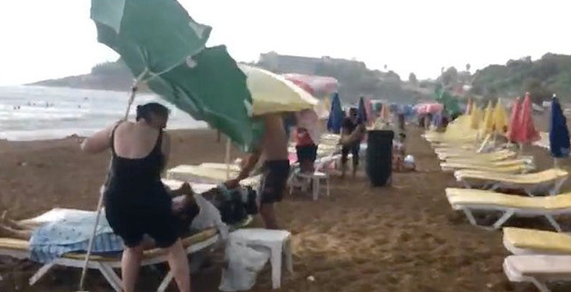 Antalya'da şok görüntü ! Plajda doluya yakalandılar