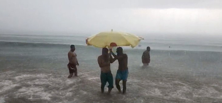 Antalya'da şok görüntü ! Plajda doluya yakalandılar