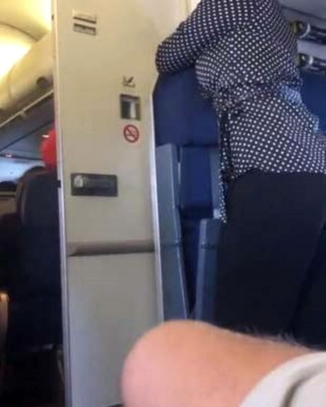 Uçak tuvaletinde şoke eden rezalet! Ünlü isim böyle paylaştı