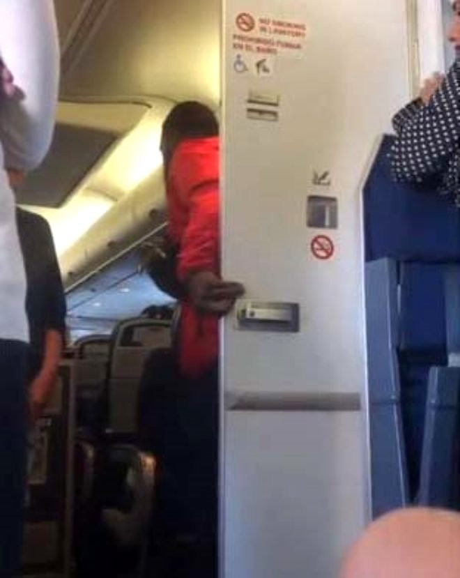 Uçak tuvaletinde şoke eden rezalet! Ünlü isim böyle paylaştı