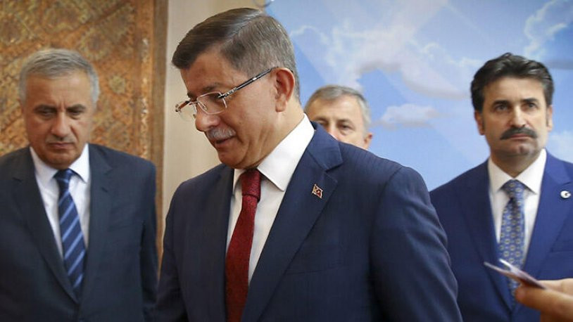 AK Parti'den Davutoğlu istifası sonrası kaç kişi istifa etti ?