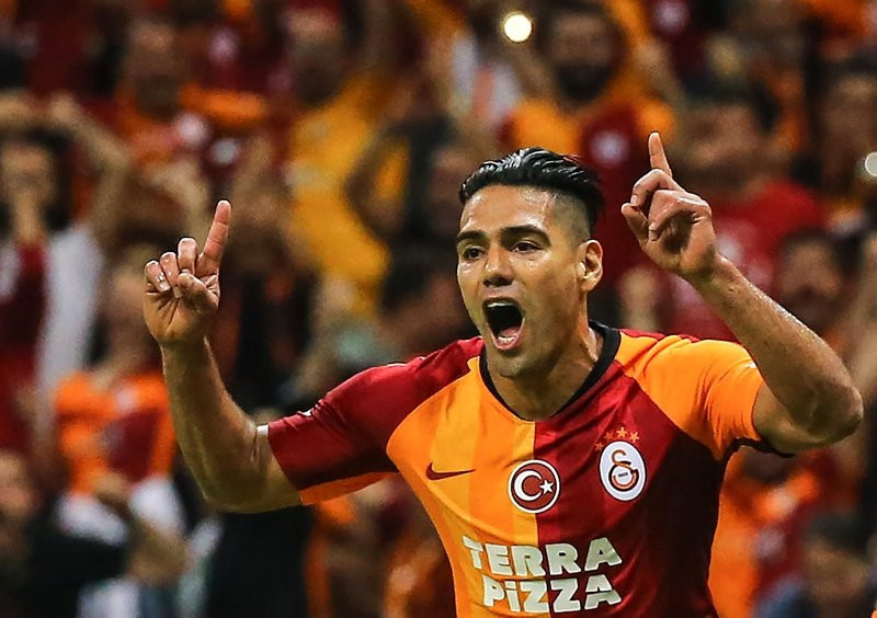 Galatasaray Fenerbahçe'yi solladı
