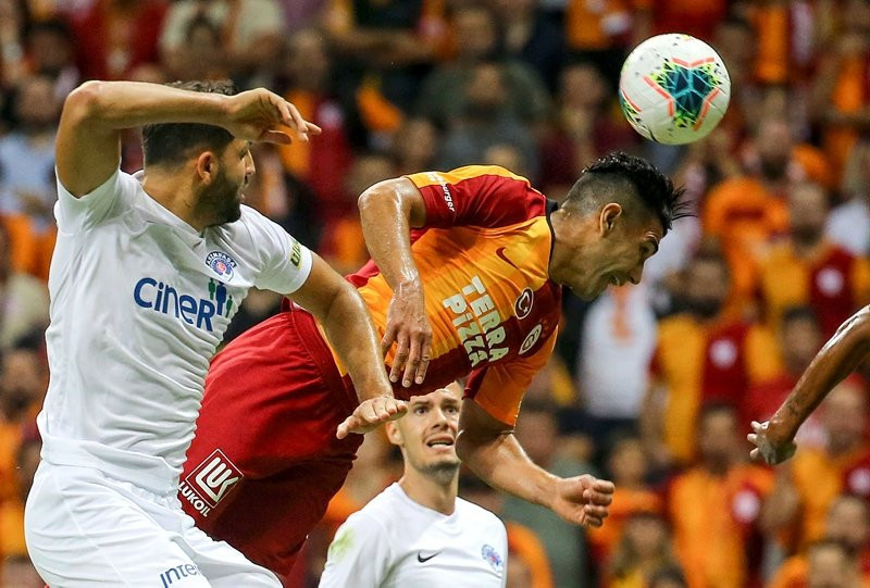 Galatasaray Fenerbahçe'yi solladı