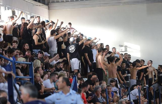 Tribünde terör estiren Yunan fanatikler, Türk Bayrağı'na izin vermedi