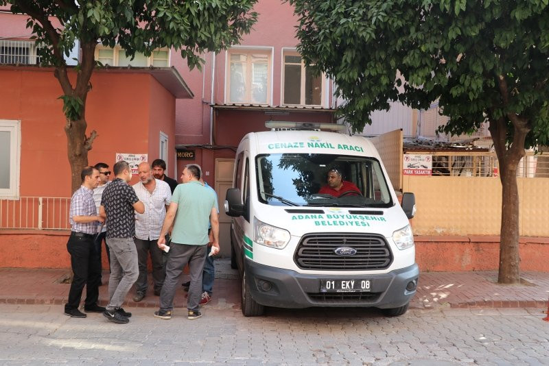 Yatağında oyun oynayan 4 yaşındaki çocuk, pencereden düştü