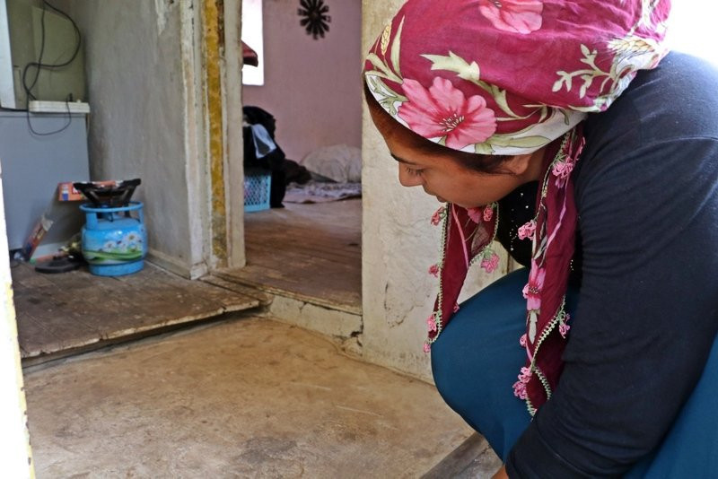 'Evde yılan var' korkusuyla 45 gündür damda uyuyorlar