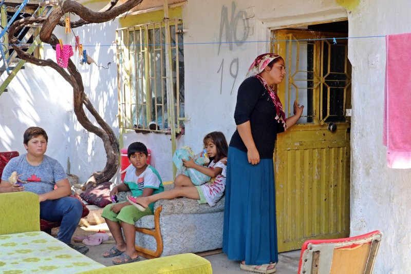 'Evde yılan var' korkusuyla 45 gündür damda uyuyorlar